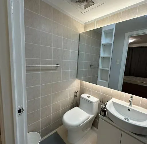 Apartment Spacious 2-bedroom Corner Unit Across Shangri-la *